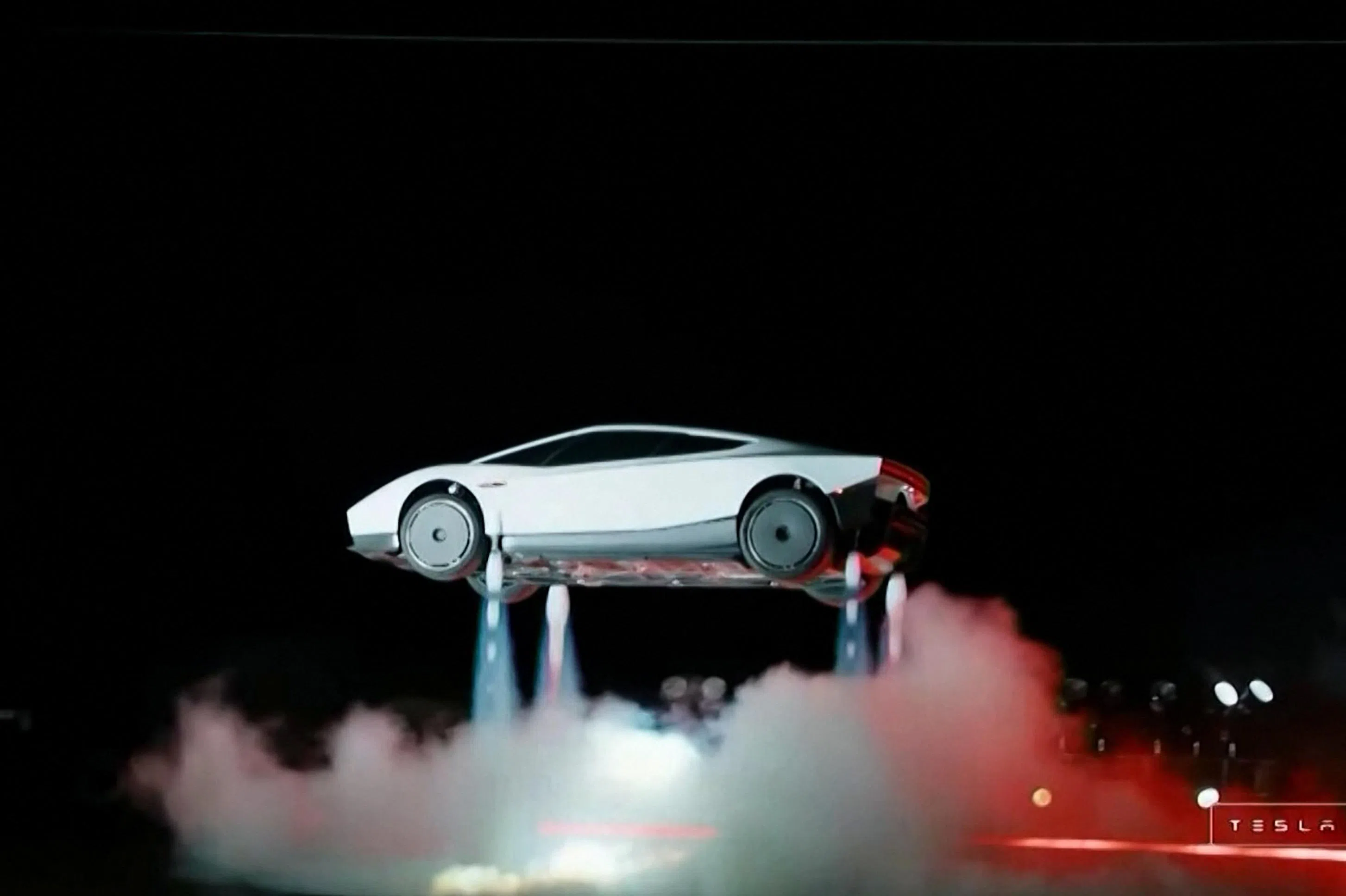 特斯拉在得克萨斯州的SpaceX测试设施，发布重新设计的第二代Roadster电动跑车。马斯克把新车形容为能够“飞行”的汽车，但同时指出，项目的成功并无保证。（法新社）
