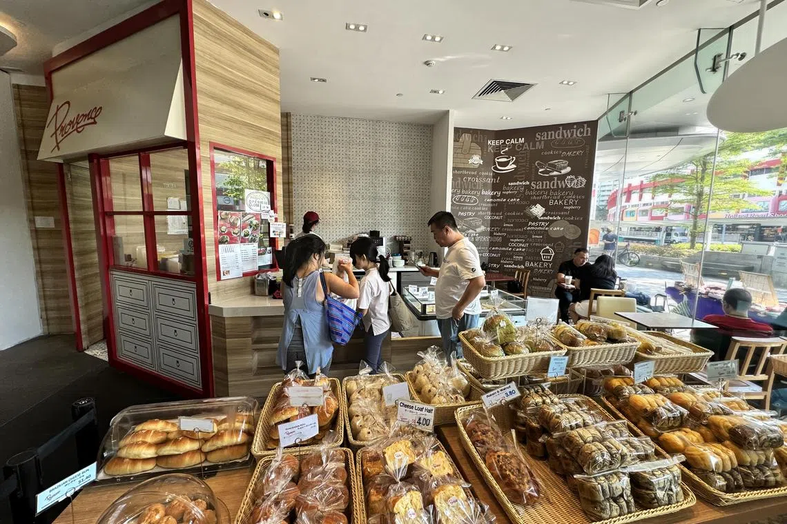 Provence Bakery & Cafe有多款日式面包。（龙国雄摄）