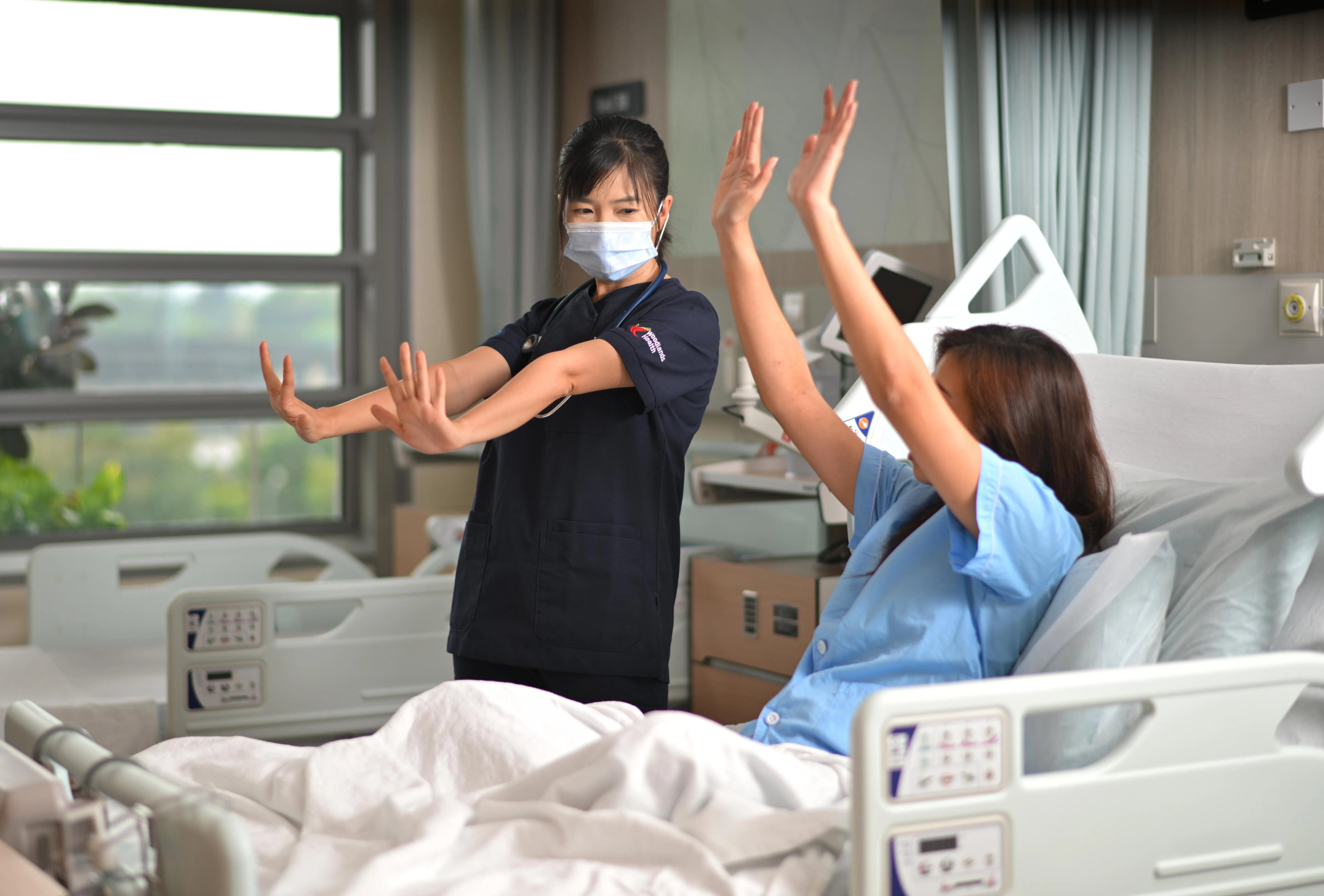 兀兰医院高级医院临床医生钟佩君（左）的主要工作是协助病患在疾病或手术后恢复功能，包括评估他们的康复进展、调整治疗方案，并与治疗师、护士及家属紧密合作，为病患安全返家做好准备。（唐家鸿摄）