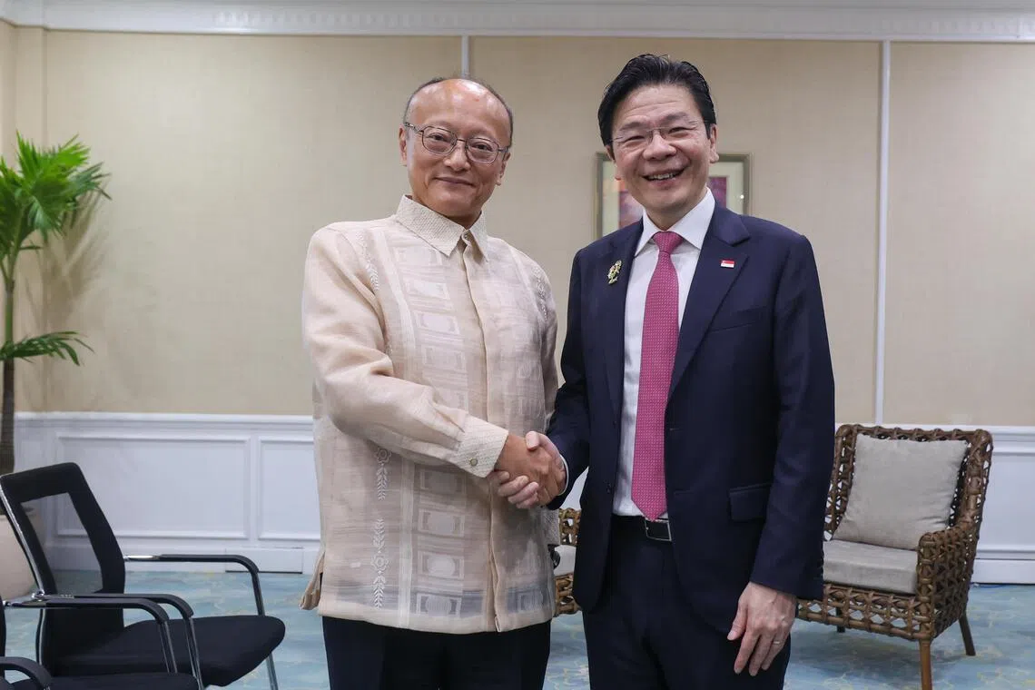 黄循财总理（右）在亚细安峰会期间与亚洲开发银行行长神田真人会面，讨论如何通过加强与新加坡合作，推动区域发展融资。随着亚行扩大在新加坡的业务布局，以及我国将在2027年担任亚细安轮值主席国，黄总理期待双方进一步深化合作关系。（白艳琳摄）