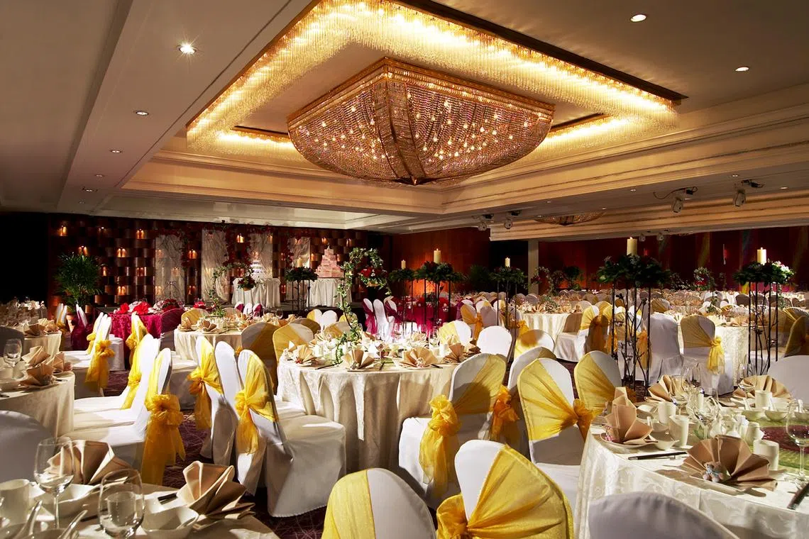 在奢华的酒店宴会厅举办婚礼是否值得，是新人举办婚礼的考量之一。（滨华大酒店提供）