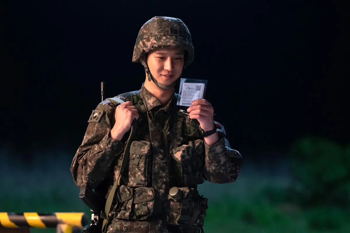 高庚杓在影片中为了保守自己突然发财的秘密闹出笑料。（CJ ENM HK、tvN Movies）