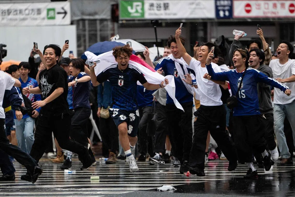 在球队逼平荷兰后，日本球迷在一大清早就走上涉谷街头庆祝。（法新社）