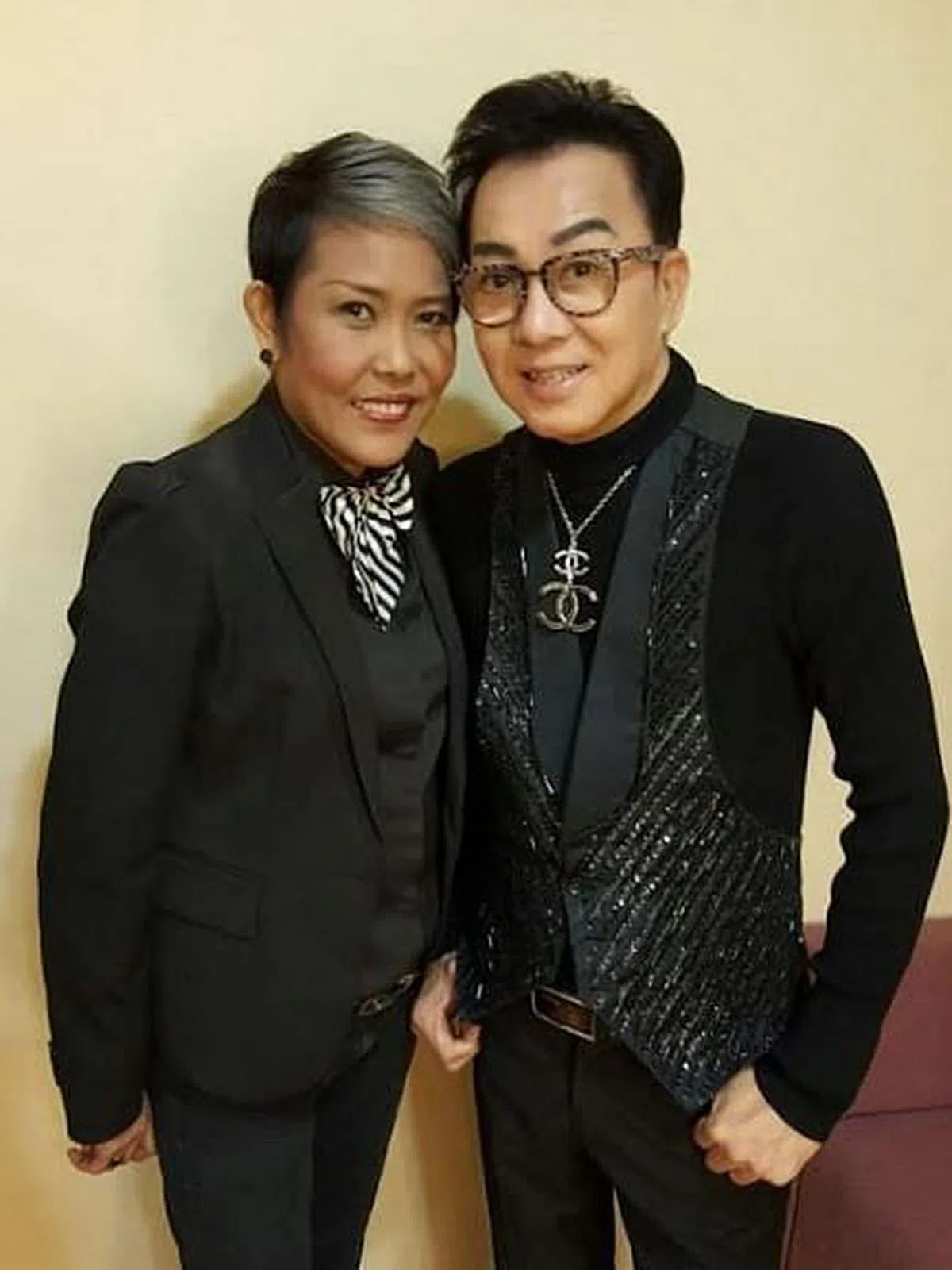 凌霄与妹妹曾曼洁。