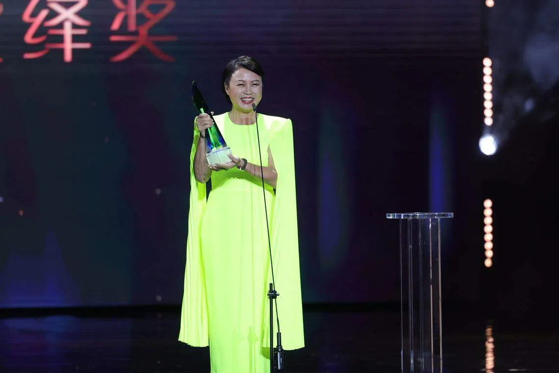 向云把常青演绎奖献给决定出国念书的儿子陈熙。（新传媒提供）