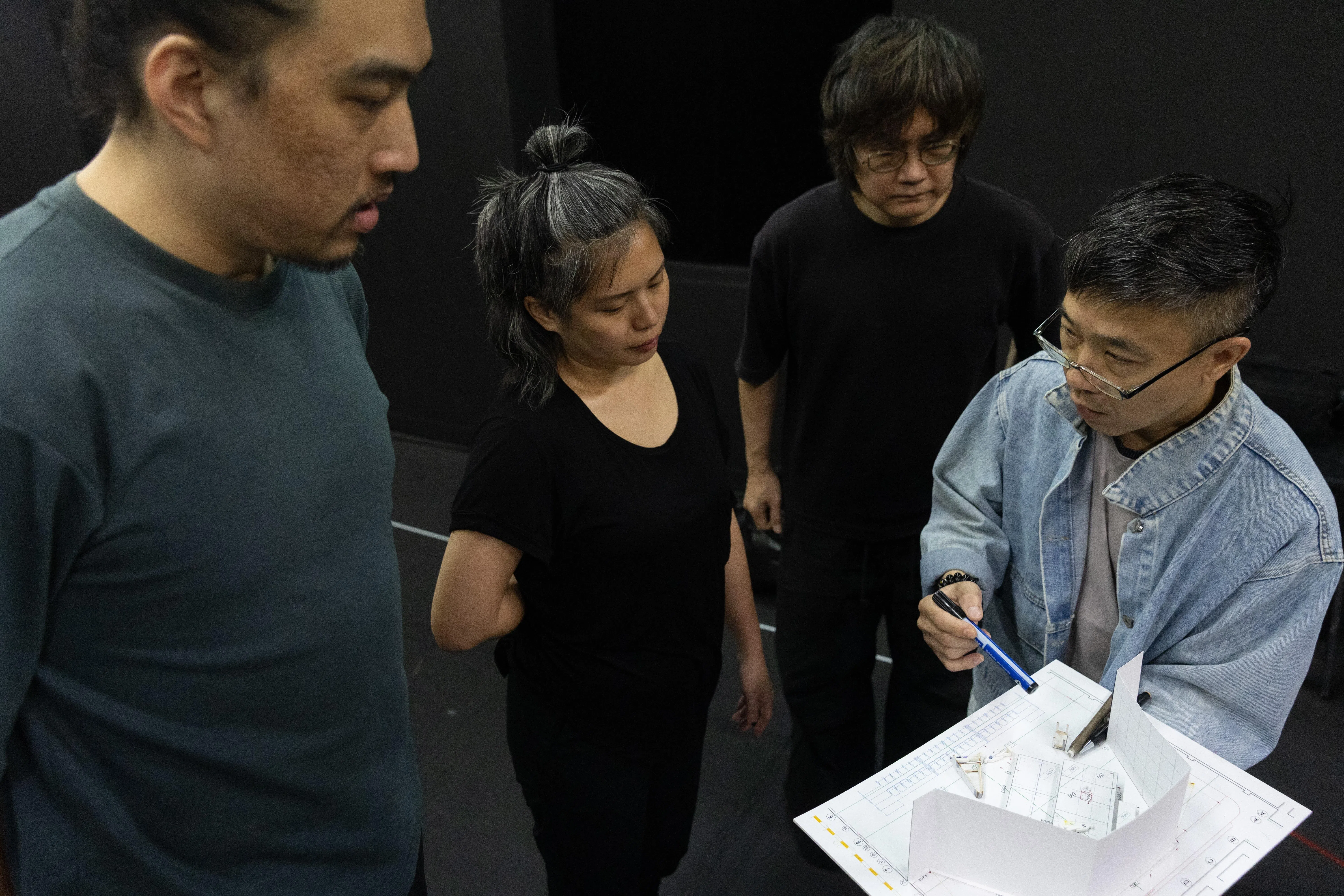 《谈谈：香蕉与红龟粿》时空交错，布局复杂，联排过程像沙盘演练。（特约沈康雄摄）