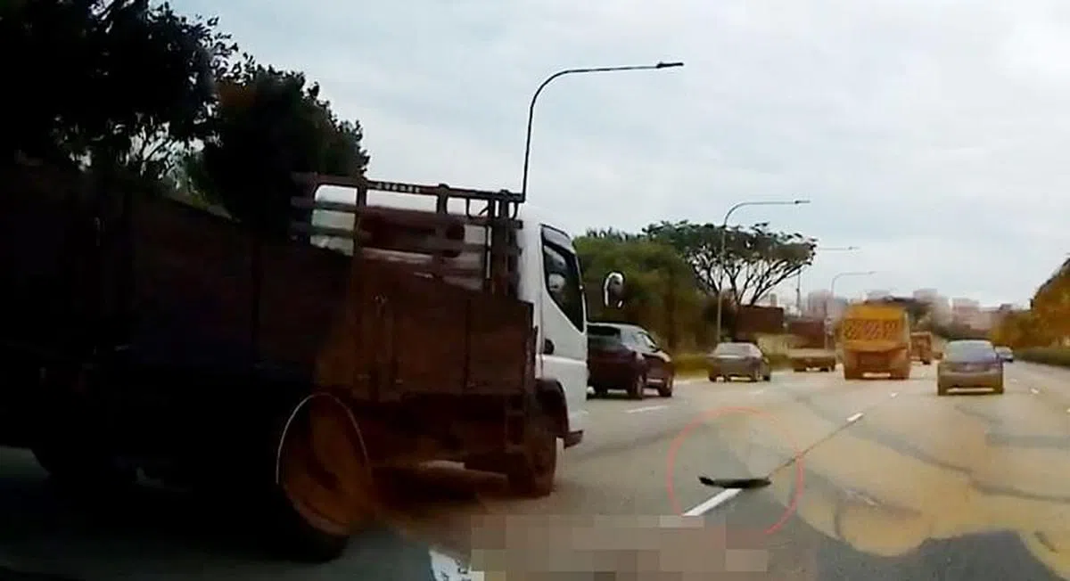 飞跌在路上的铁条近两尺长。（视频截图）