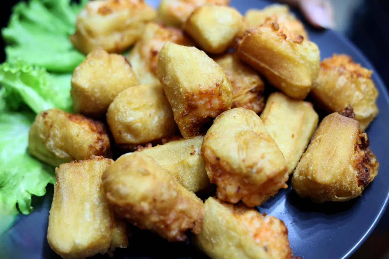 林薇青努力学烹饪，希望做出和妈妈的家常菜一样的味道，图为她在采访当天做的虾滑油条。（龙国雄摄）