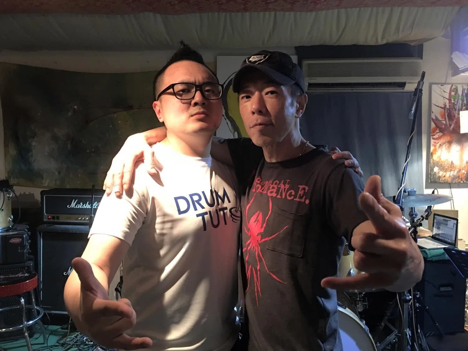 余曹杰（左）曾与香港音乐人、已解散的摇滚乐队Beyond主音吉他手兼主唱黄贯中同台演出。（受访者提供）