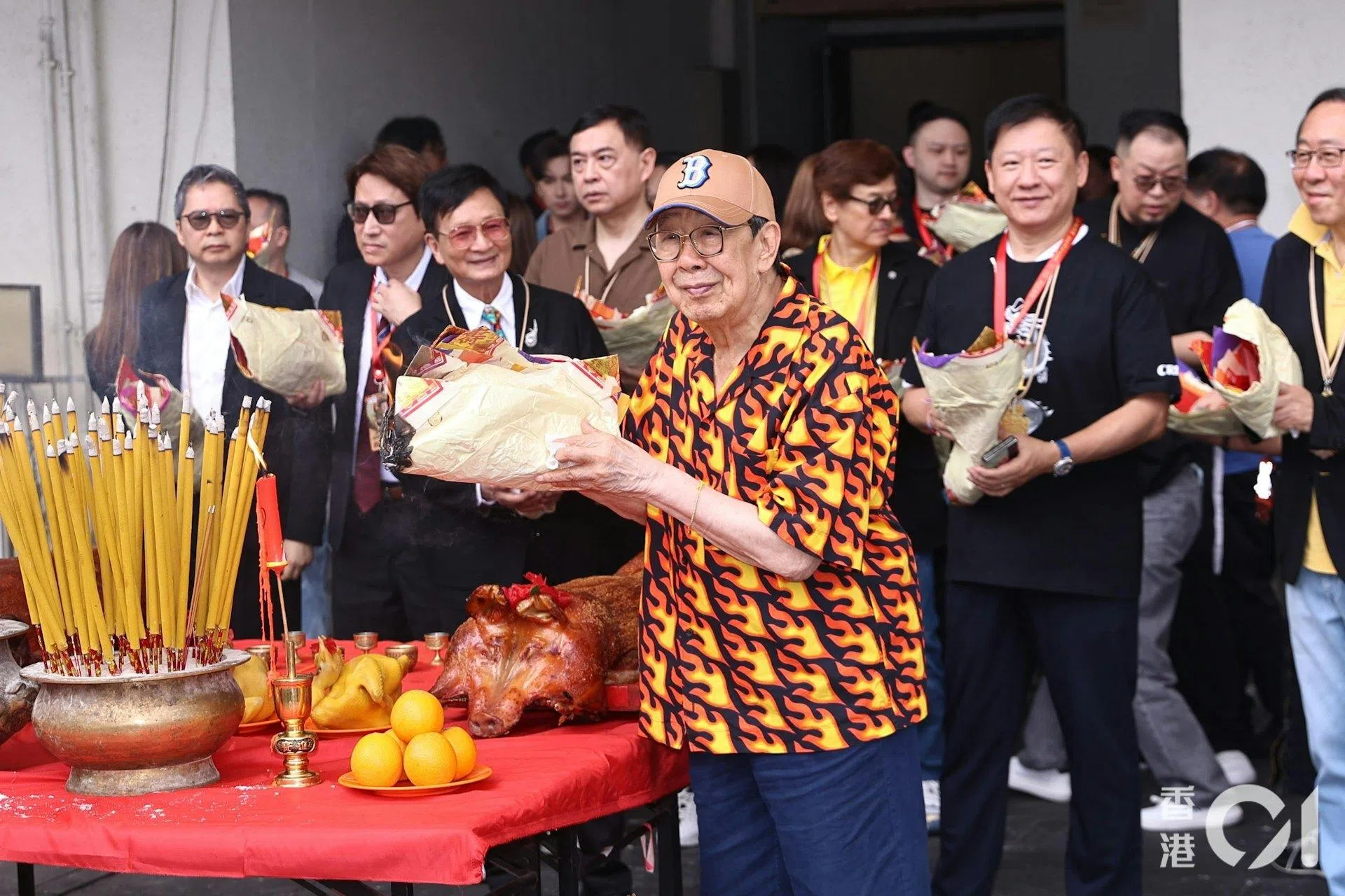 修哥（带帽者）在演唱会开始前，拜拜求平安顺利。（互联网）