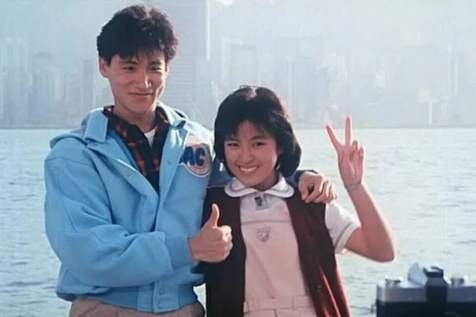 张学友（左）与罗美薇合拍电影《痴心的我》认识，至今携手走过34年爱情之旅。（互联网）