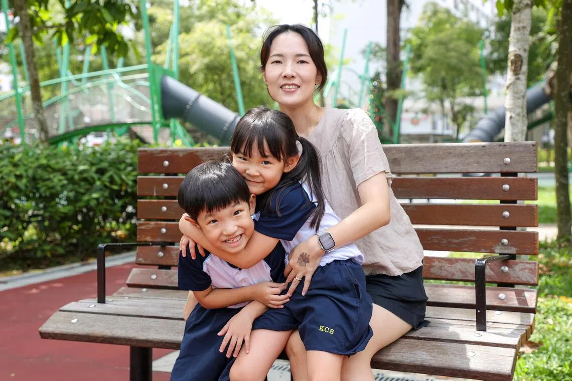 龙凤胎金多利（左）和金多杌 （中）新学年将成为擎青学校的小一生，妈妈姜韩华（右）相信孩子已经非常独立，能够在彼此的陪伴下快速适应小学生活。（游甯稀摄）