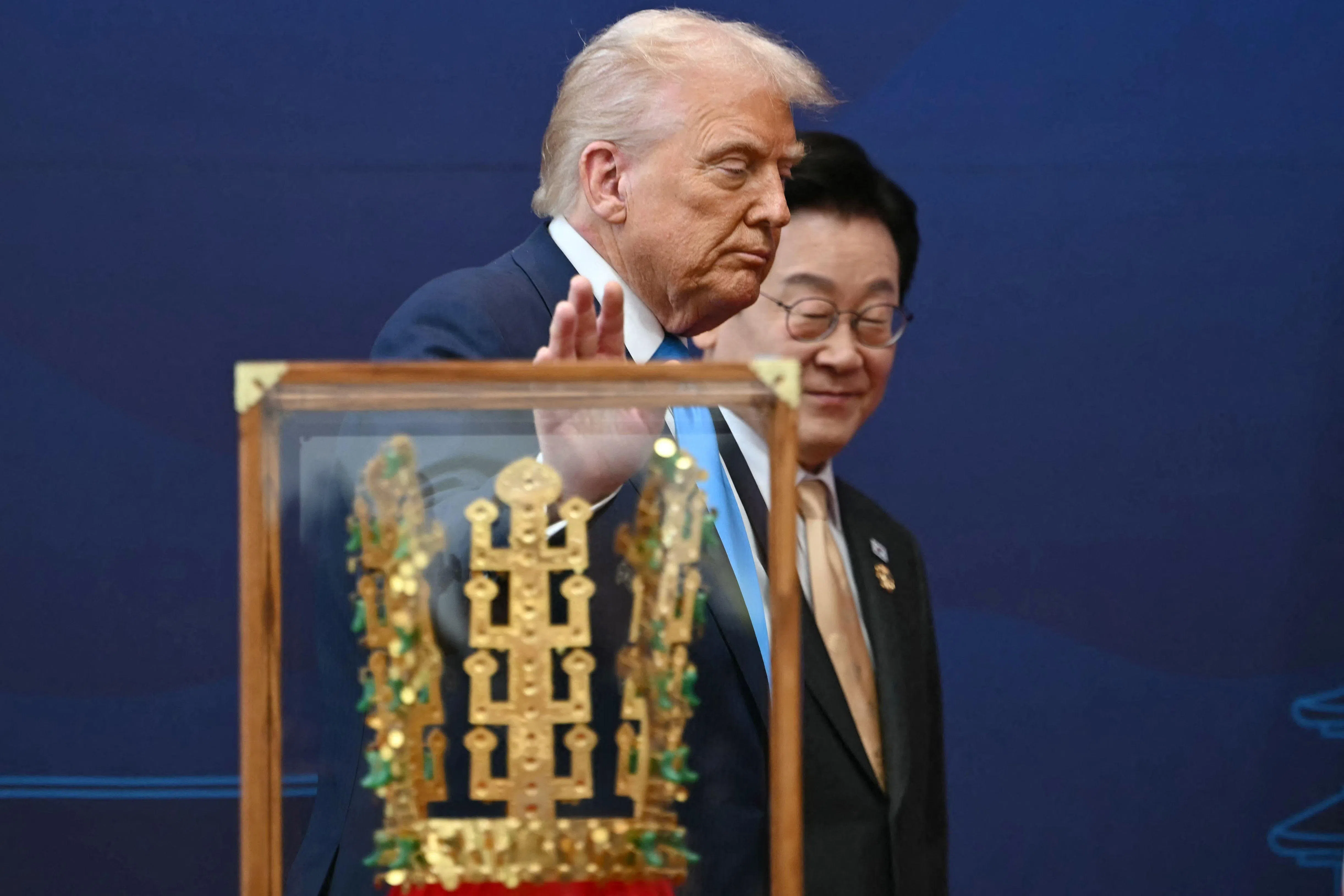 10月29日，韩国总统李在明（右）赠送了一顶巨大的金色王冠给特朗普。这顶王冠是新罗王朝出土的“天马冢金冠”的复制品，据信曾被新罗王室和高级别官员佩戴。（法新社）