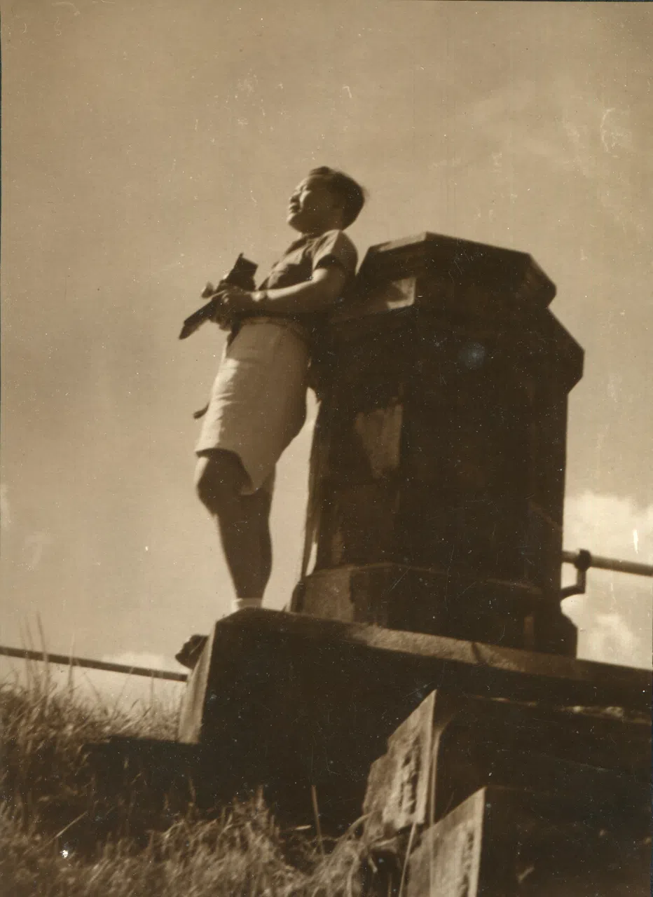 许铁生1939年野外自拍。（品艺画廊提供）
