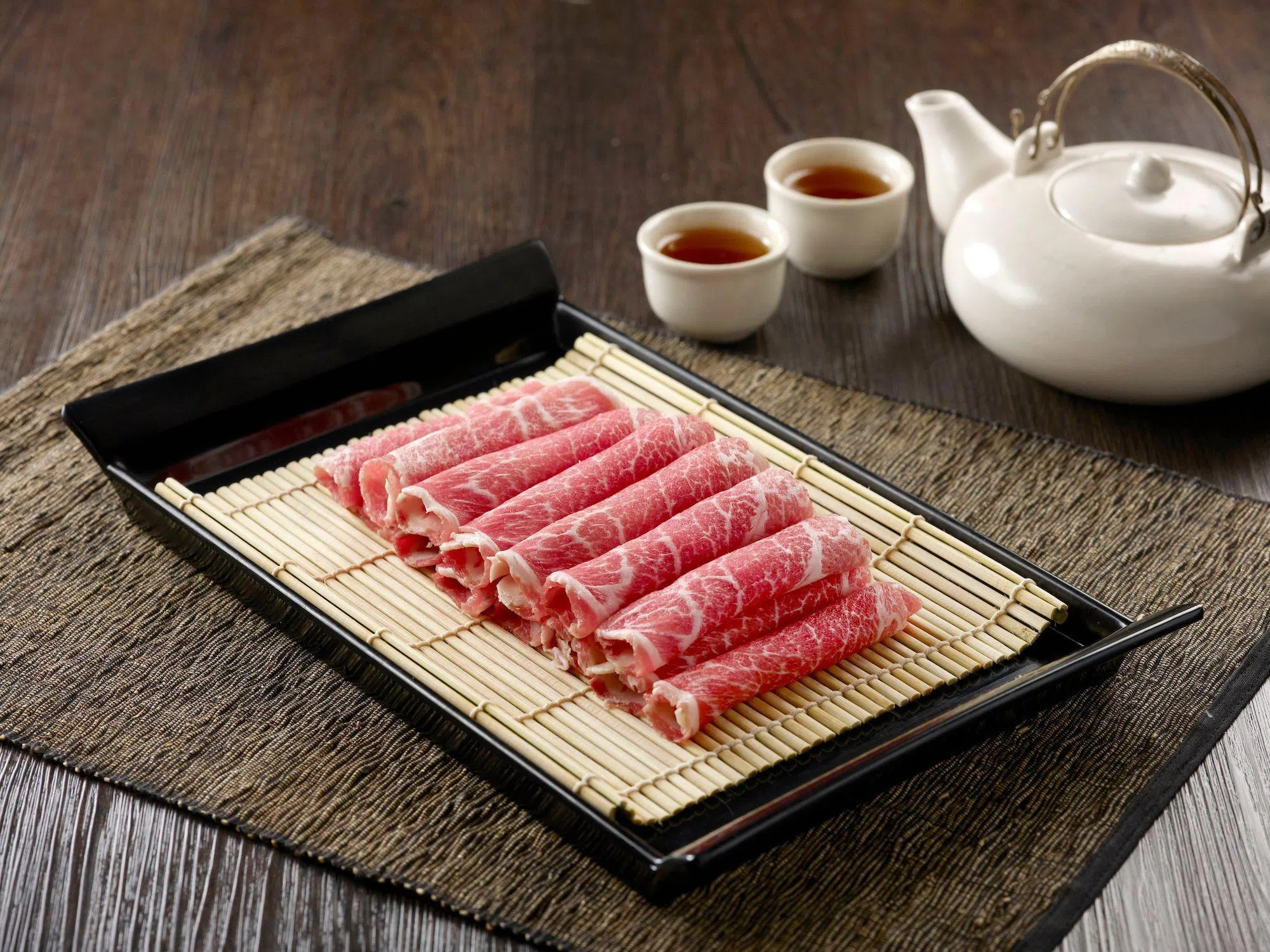 若选择牛肉海鲜豪华套餐，食客可尝到来自南美洲的特选黑豚肉。（餐馆提供）