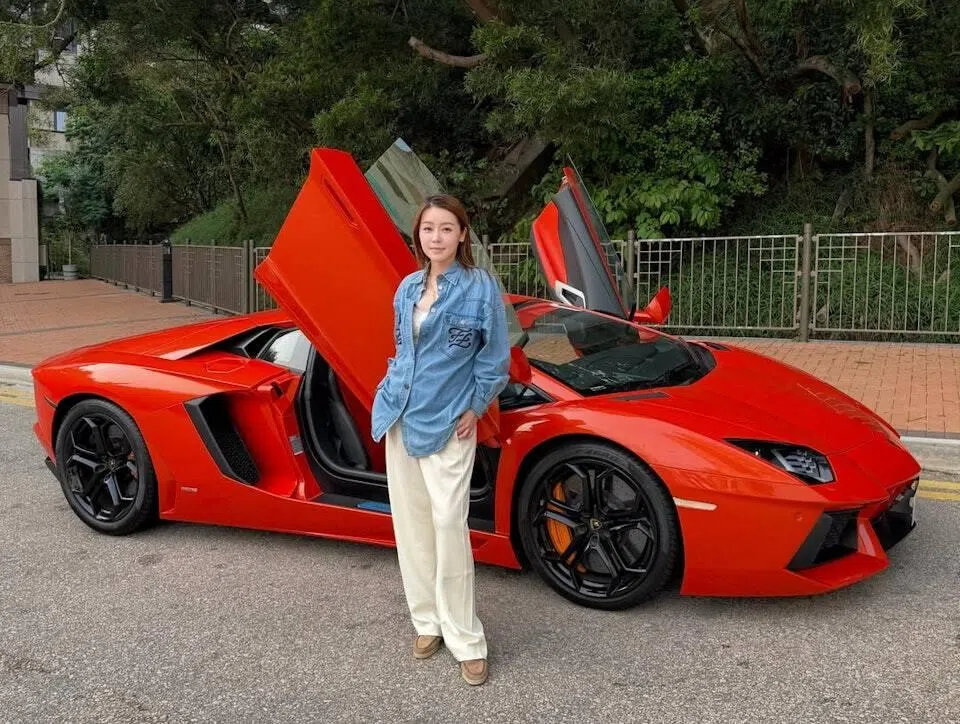 张韦怡晒与火红兰博基尼（Lamborghini）名车合照。（取自张韦怡IG）