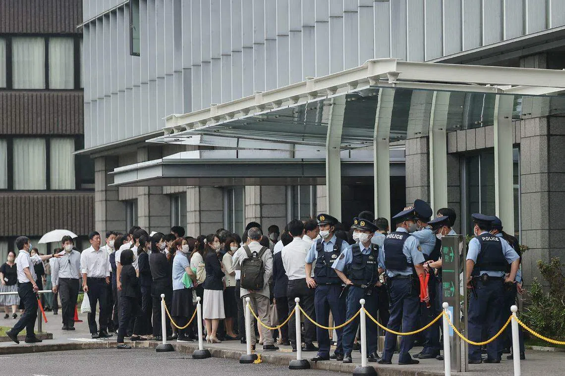 奈良县法院发现可疑包裹后，紧急疏散了大楼工作人员和访客，另有多名警察在法院大楼附近站岗。（法新社）