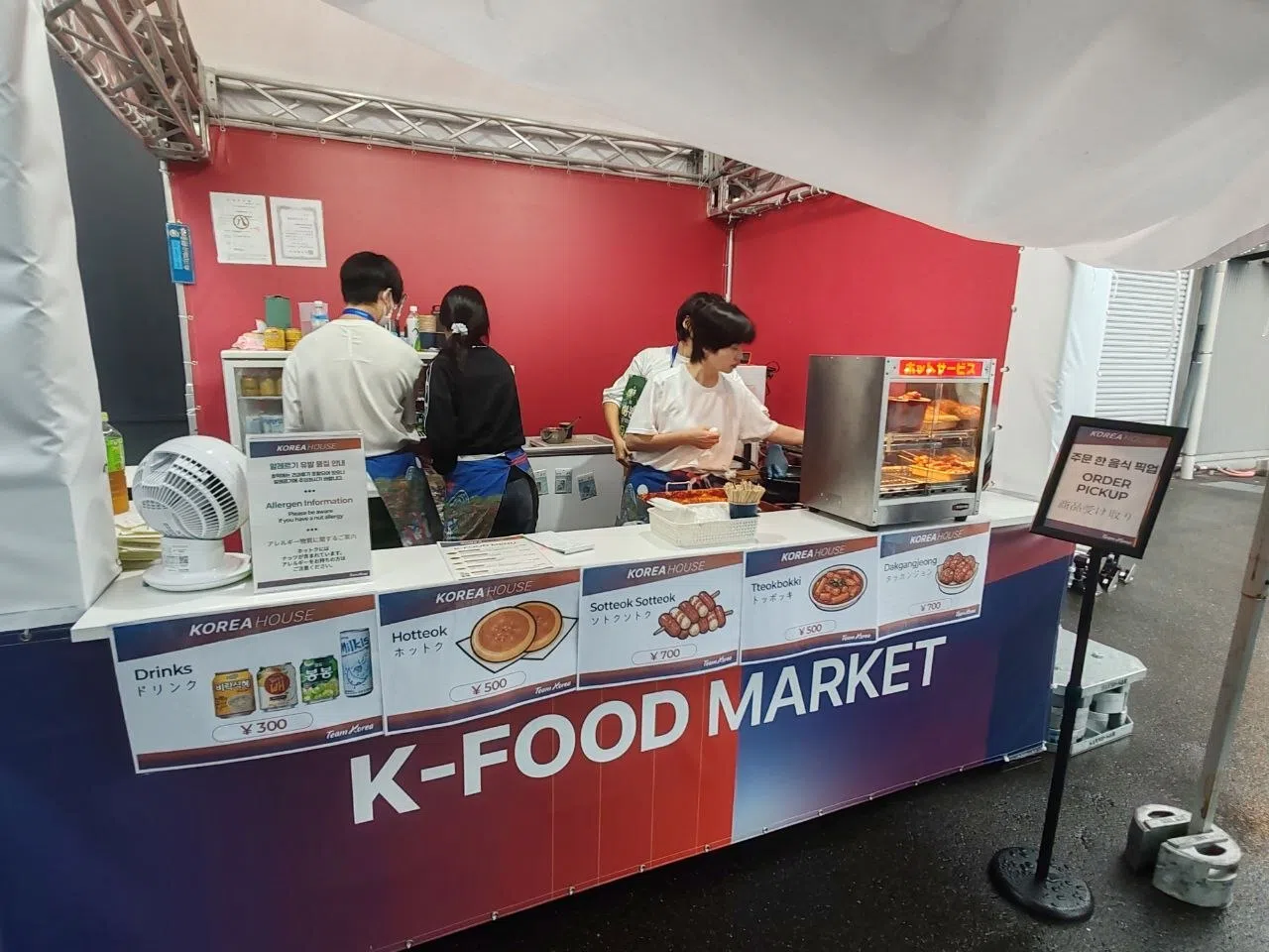韩国馆外设有售卖韩国小吃的档口，售卖包括辣炒年糕、糖饼等食物。（陈明耀摄）