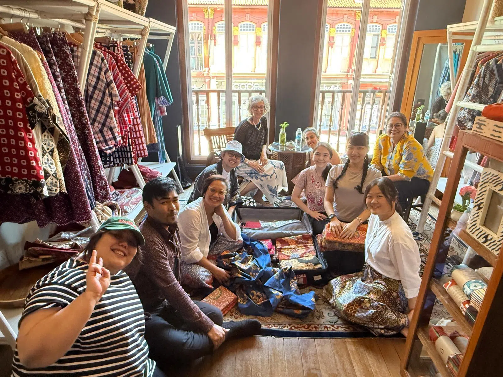 欧伊妮塔在店里举办的分享会，吸引各族群的峇迪爱好者报名参加。（Galeri Tokokita图片）