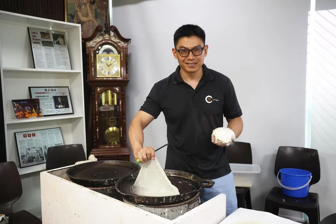 在文化遗产节上，郭金地将与76岁的父亲共同主持工作坊“卷起历史：穿越如切的薄饼之旅”。（蔡家增摄）