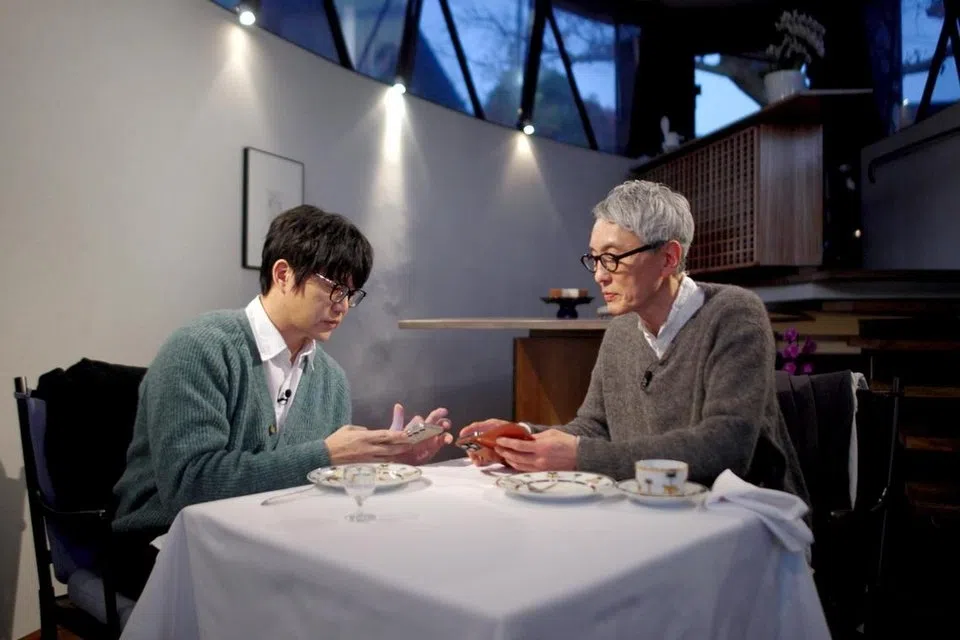 韩国歌手成始璄（左）和日本演员松重丰在日韩两地拍摄美食节目。（Netflix提供）