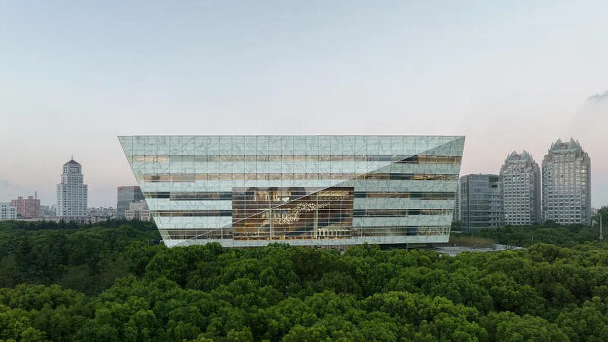 上海图书馆东馆建筑主体就像一块被雕琢过的玉石，漂浮在一片翠绿的树冠之上。（摄影：Raw Vision Studio）