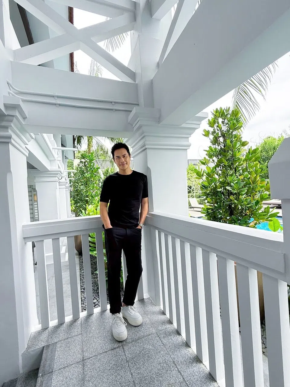 郑嘉颖晒出新加坡旅游单人照，说是长子帮他拍的。（取自郑嘉颖Instagram）