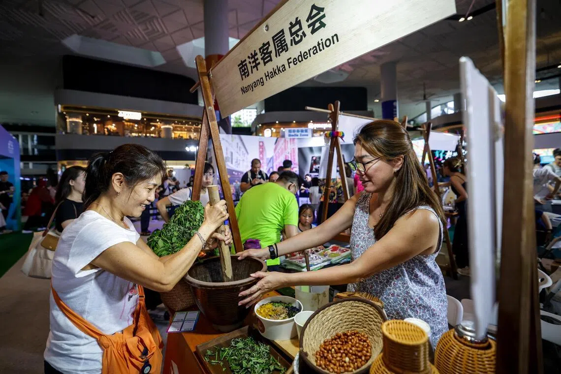 南洋客属总会的摊位通过展品和现场示范，让公众了解客家擂茶的起源和擂茶在新加坡饮食文化中的角色。（叶振忠摄）