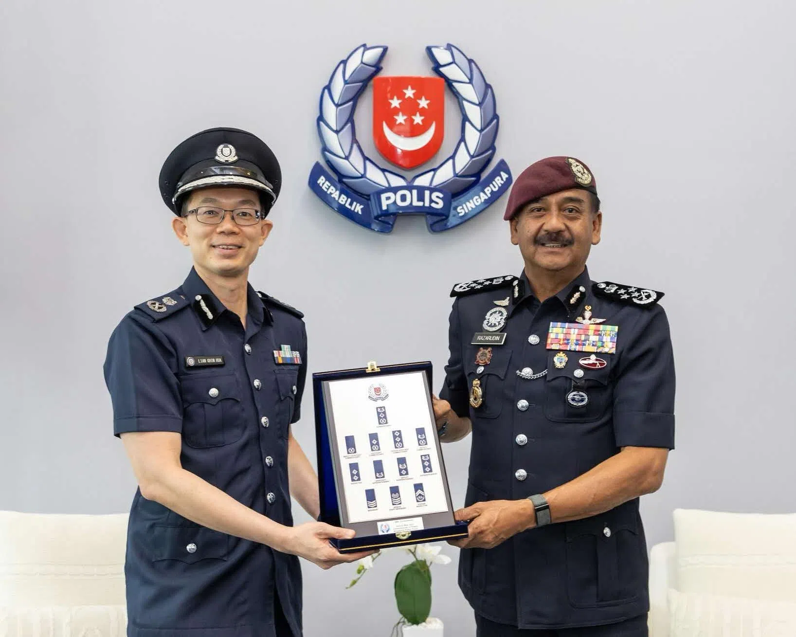马来西亚皇家警察部队警察总长拉扎鲁丁（右）会见新加坡警察部队代警察总监连锦桦。（新加坡警察部队提供）