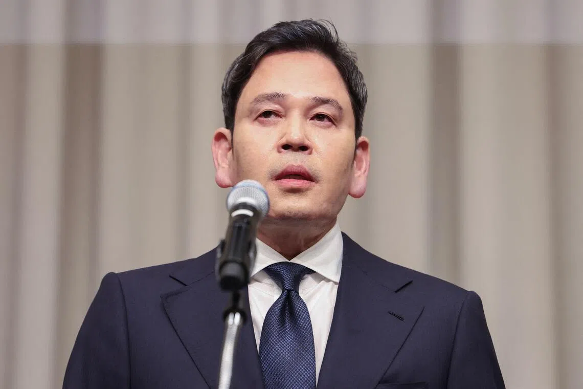 新世界集团会长郑容镇5月26日在首尔举行的新闻发布会上，向公众道歉。（法新社档案照片）