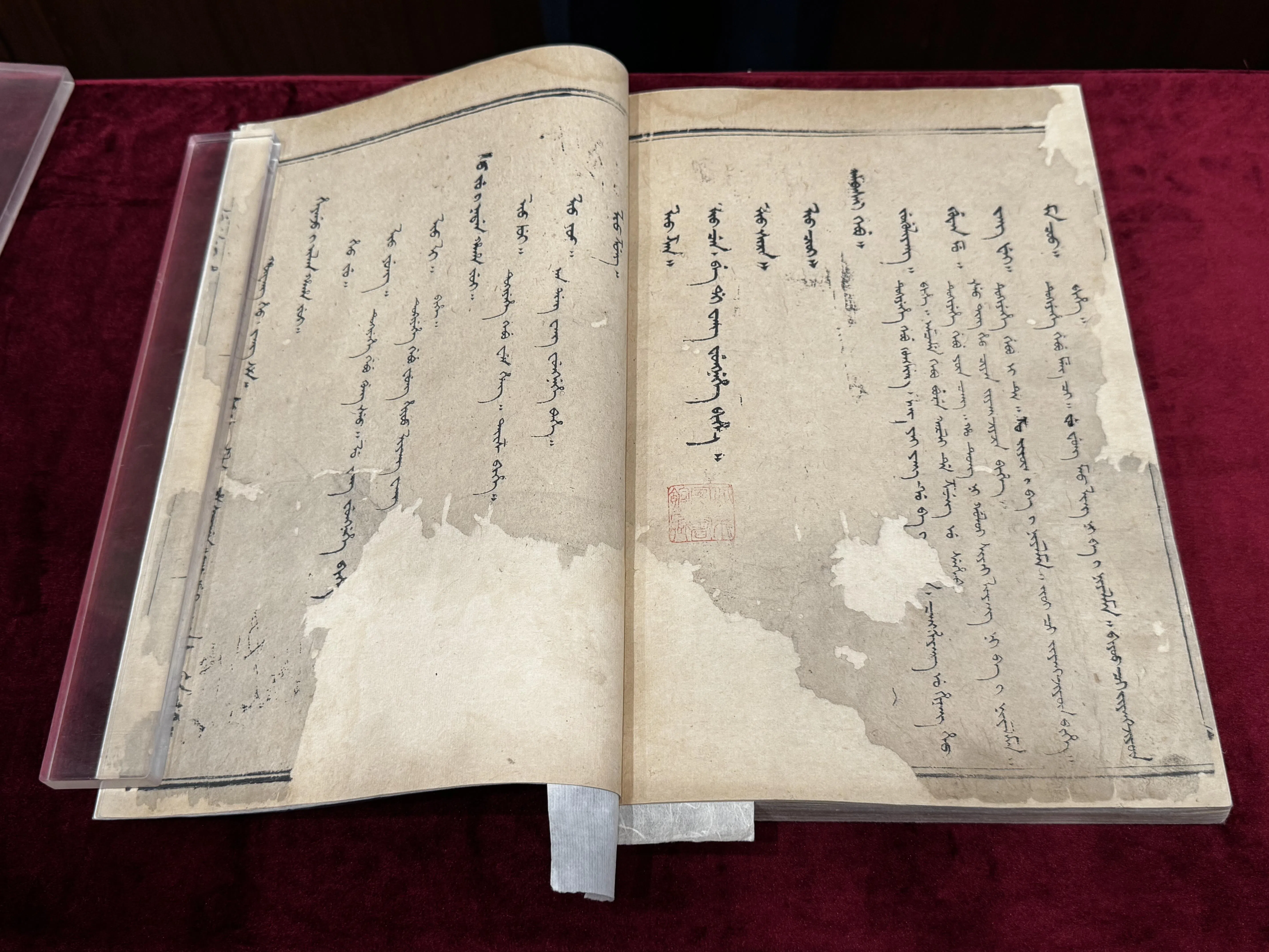 满文版《三国演义》在顺治七年翻译完成。中国国家图书馆藏品。（沈泽玮摄）