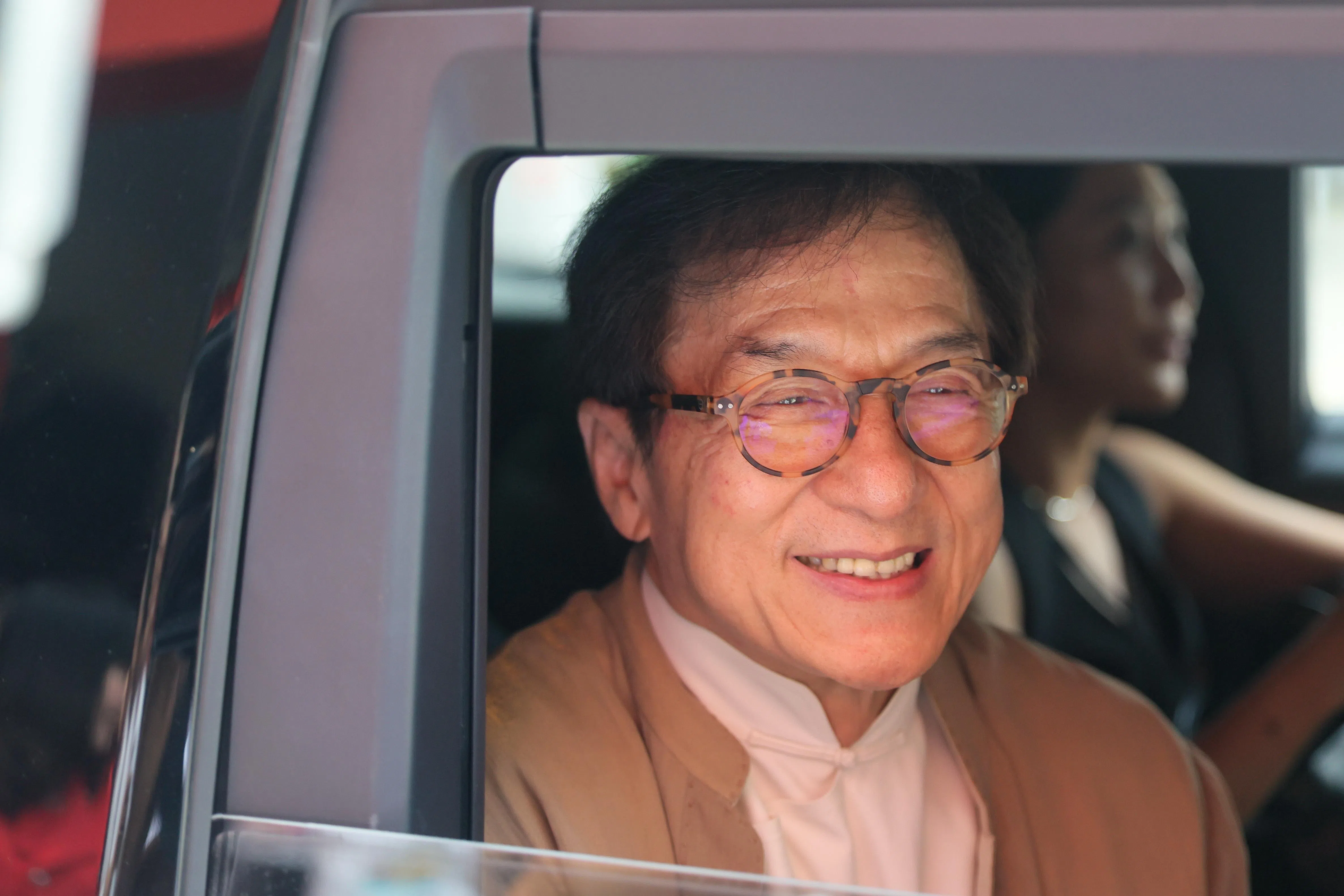 成龙在活动结束后约早上9时45分离开学校。（张俊杰摄）