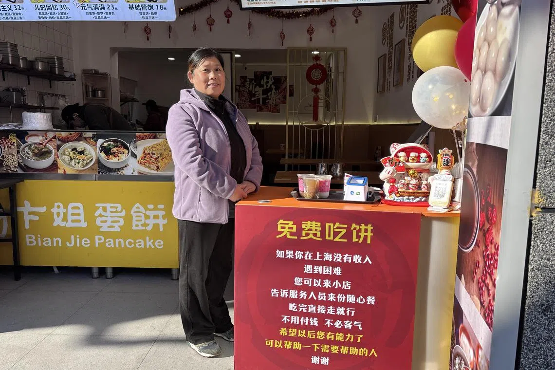 卞姐蛋饼目前在上海市静安区有两家分店，图为卞姐蛋饼创办人卞永爱。（黎康摄）