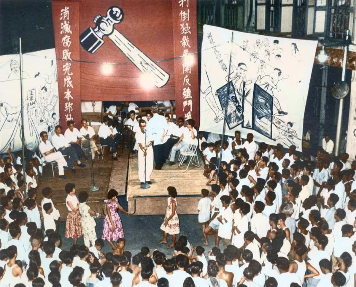 徐宗懋为自己收藏的黑白照上色，让现代人透过照片“身临其境”。图为1960年代反对党工人党的群众大会。（受访者提供）