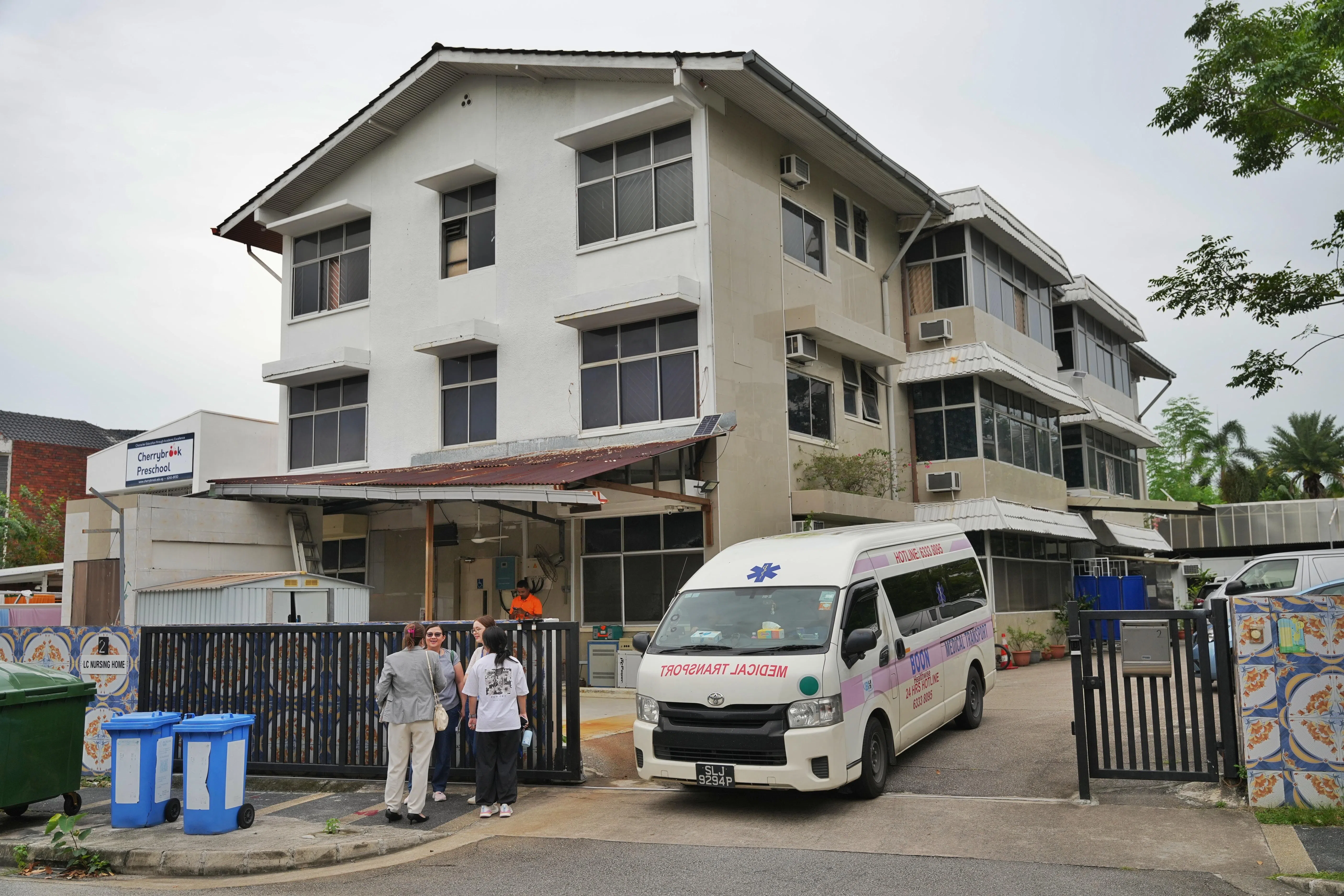 两起吊照事件中，来自健卫部控股旗下的先锋保健集团与护联局将通知所有受影响住户和他们的家人，并优先安排住户转移到其他疗养院。（谢智扬摄）