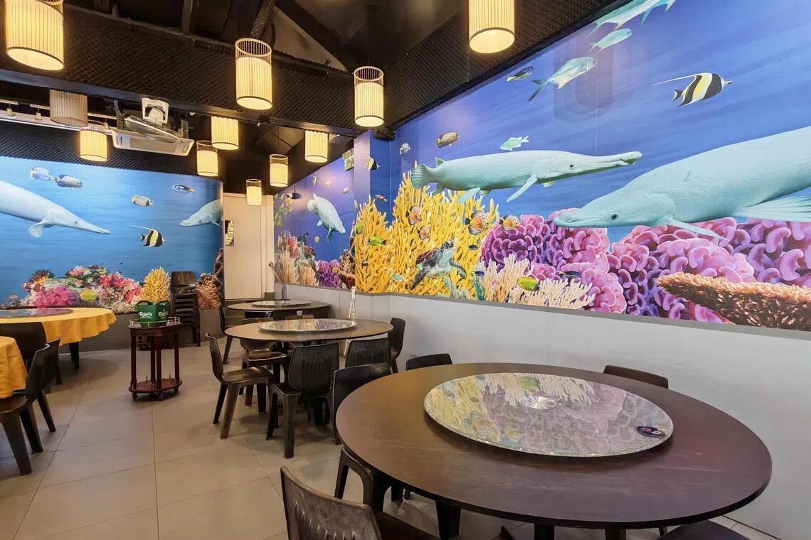 笑哈哈海鲜的菜单加入中国川菜和东北菜，为食客提供更多元选择。（陈爱薇摄）