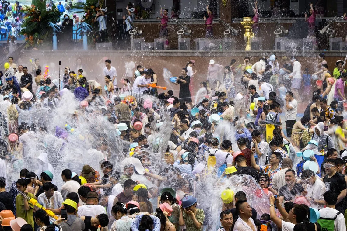 傣族村内的泼水广场水花飞溅，群情沸腾。（蔡光发摄）