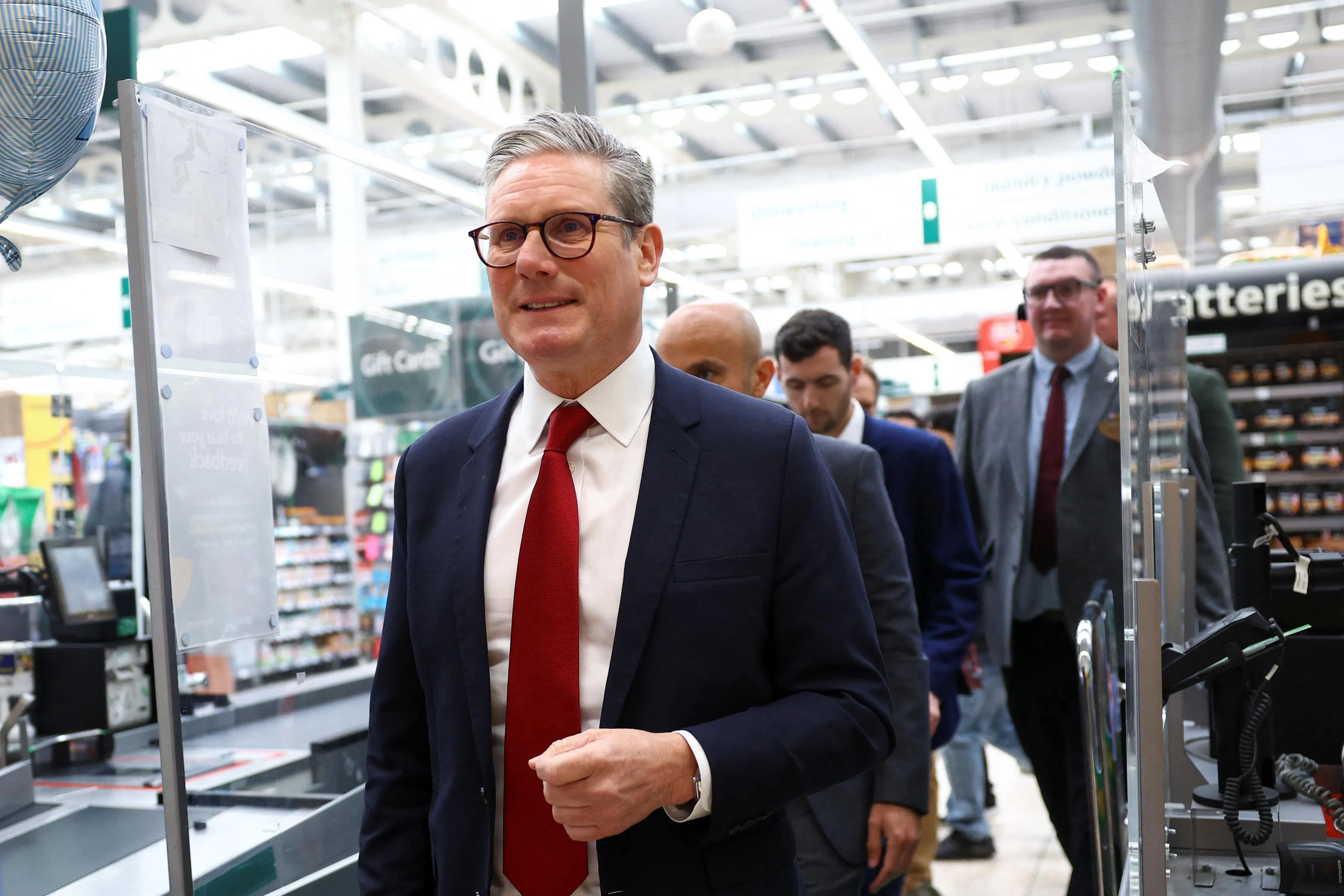 英国工党领袖斯塔默6月19日到威尔特郡的一所莫里森超市争取选票。（路透社）