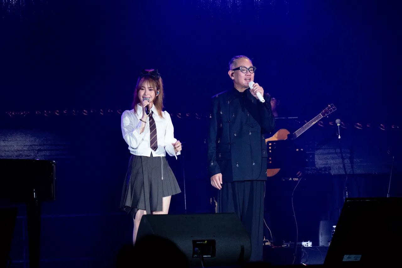 五月天鼓手冠佑的18岁女儿刘芯妤（小玫瑰）第一次在新加坡跨年。（伟思音乐提供）