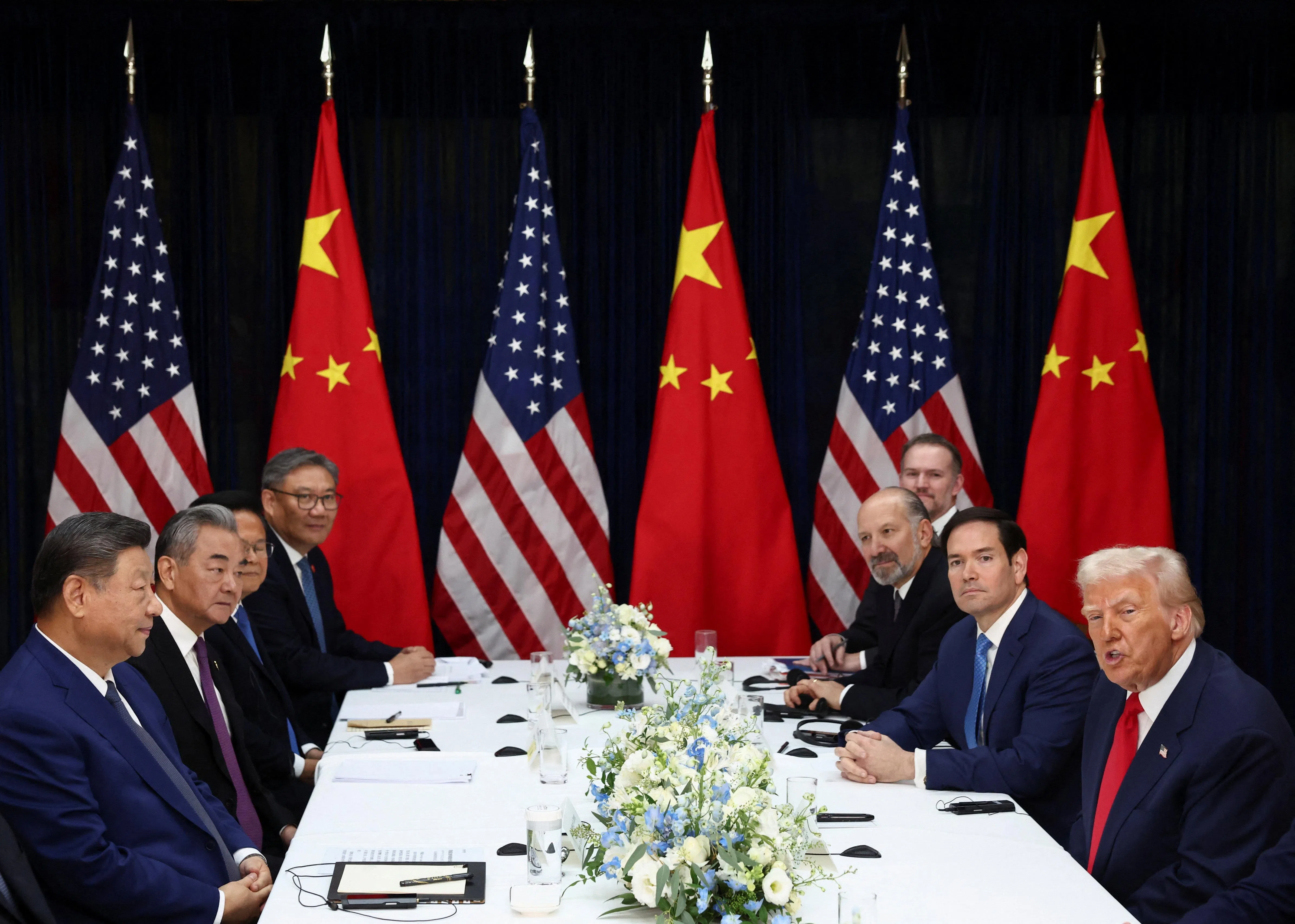 中美两国元首连同两国其他官员，星期四（10月30日）在釜山金海国际机场会面。（路透社）