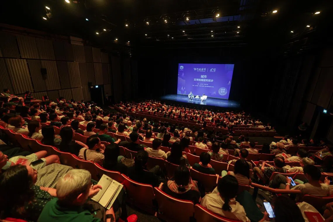 “城市阅读节2026”最后一场活动，由中国作家金宇澄主讲的“城市——文学的摇篮和故乡”吸引了约500名读者参与。（李冠卫摄）