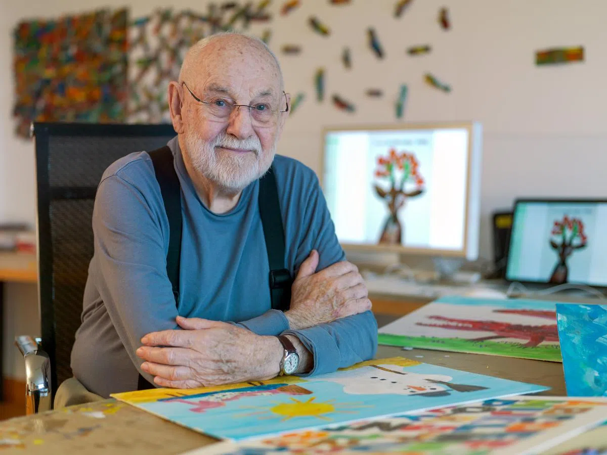 儿童绘本作家艾瑞·卡尔（Eric Carle）逝世，享年91岁。他的经典作品包括畅销全球，翻译成至少60种语言的《饥饿的毛毛虫》(The Very Hungry Caterpillar)。（取自推特）