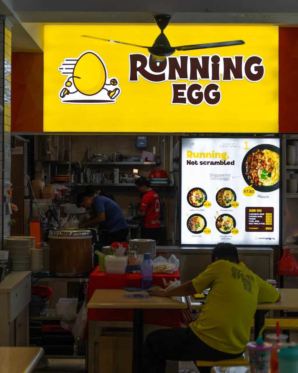 开设在宏茂桥8道咖啡屋（Kopiwu）的Running Egg，将正宗泰式滑蛋饭搬到本地食客的餐桌上。（品牌提供）