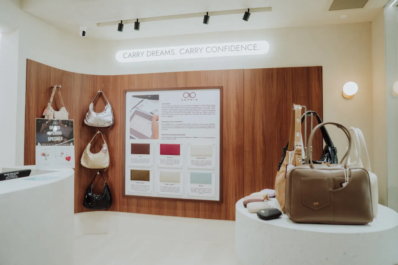 店中央闪烁的“Carry dreams, carry confidence”的标语，是陈思宇鼓励自己的话。（品牌提供）