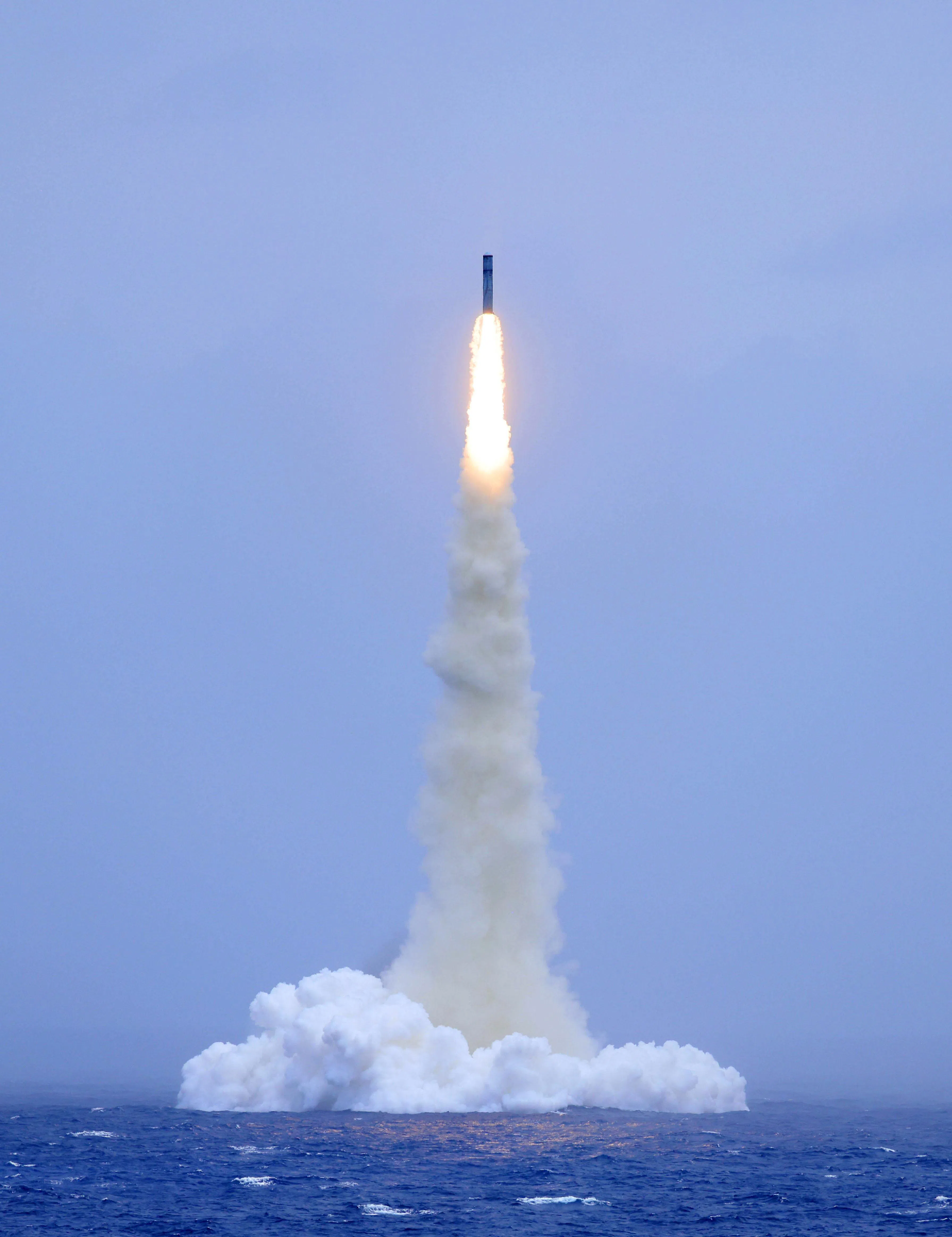 星期一（7月6日）中午12时01分，中国海军一艘战略核潜艇成功发射一发携载训练模拟弹头的潜射战略导弹，准确落入预定海域。图为导弹发射升空。（新华社）