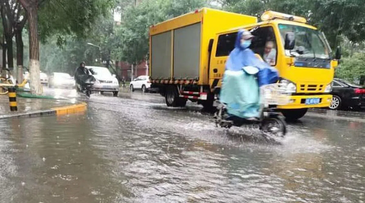 北京今天暴雨继续，路面积水严重。（中新网） 