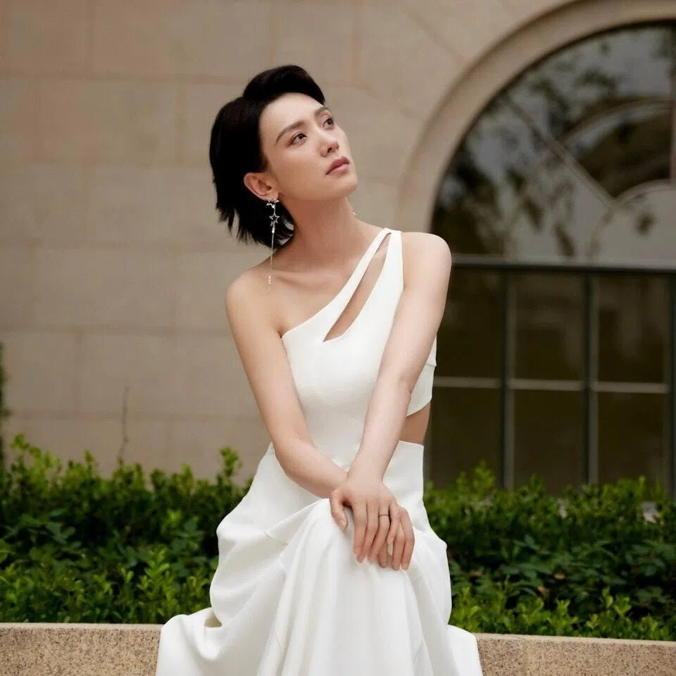 刘恺威曾于2022年高调认爱大陆女星李晓峰（图）。（取自艺人微博）