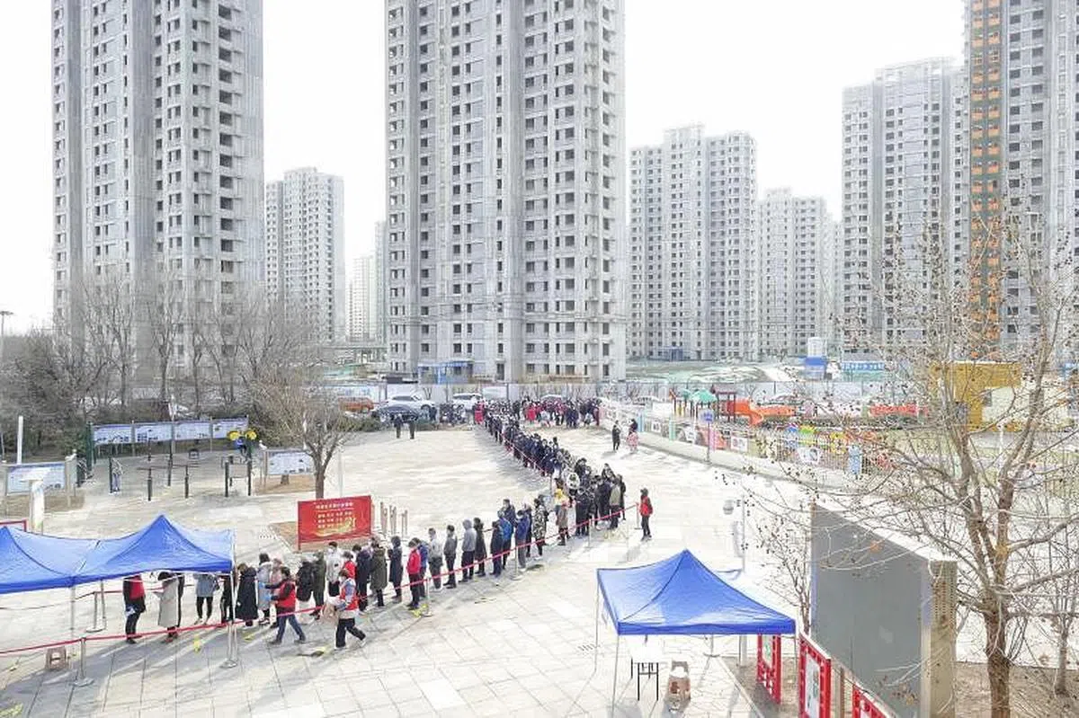 民众在9日于天津市西青区大寺镇接受核酸检测。（中新社）