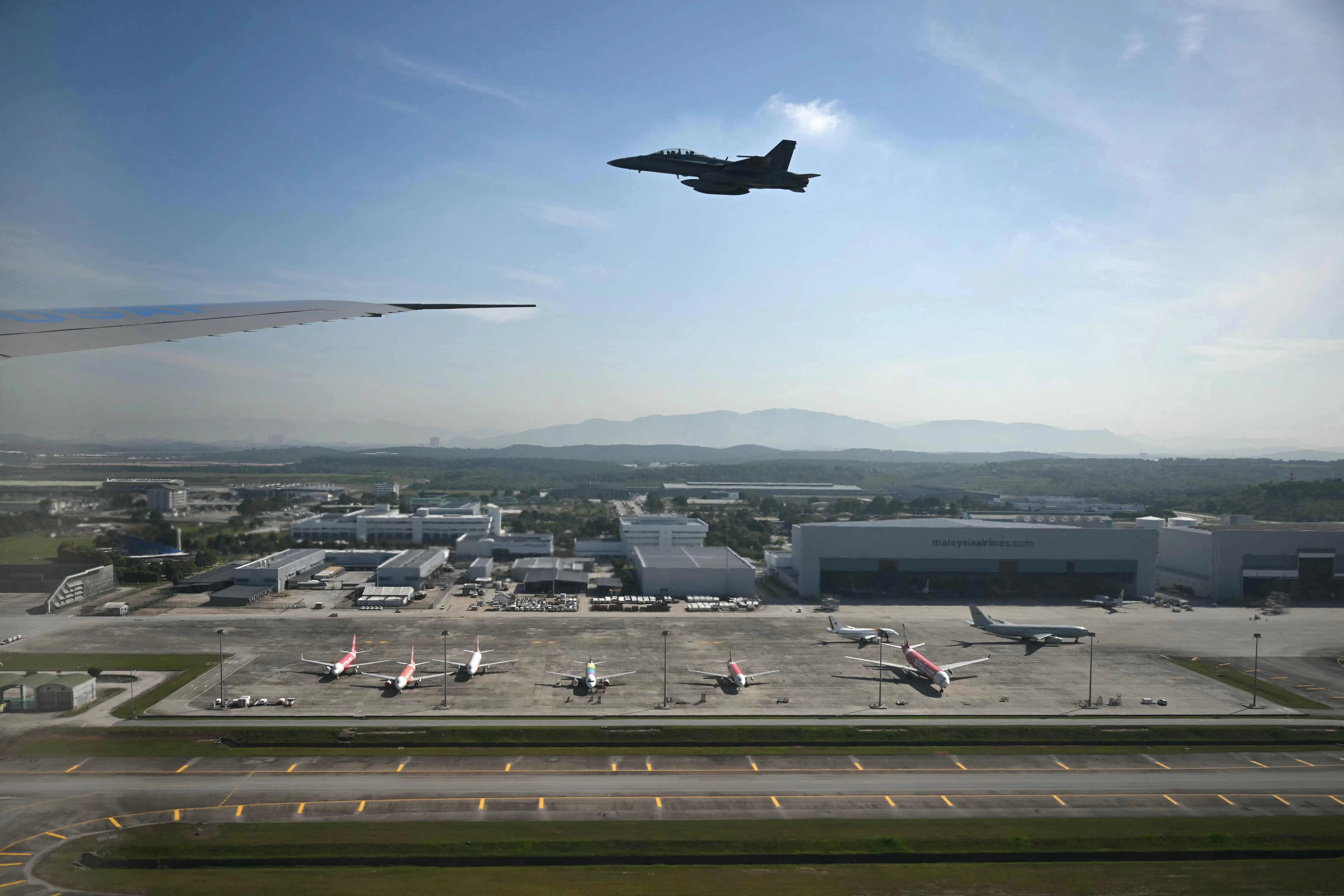 美国“空军一号”由马国空军F-18型“大黄蜂”战机护航，飞抵吉隆坡国际机场。（法新社）