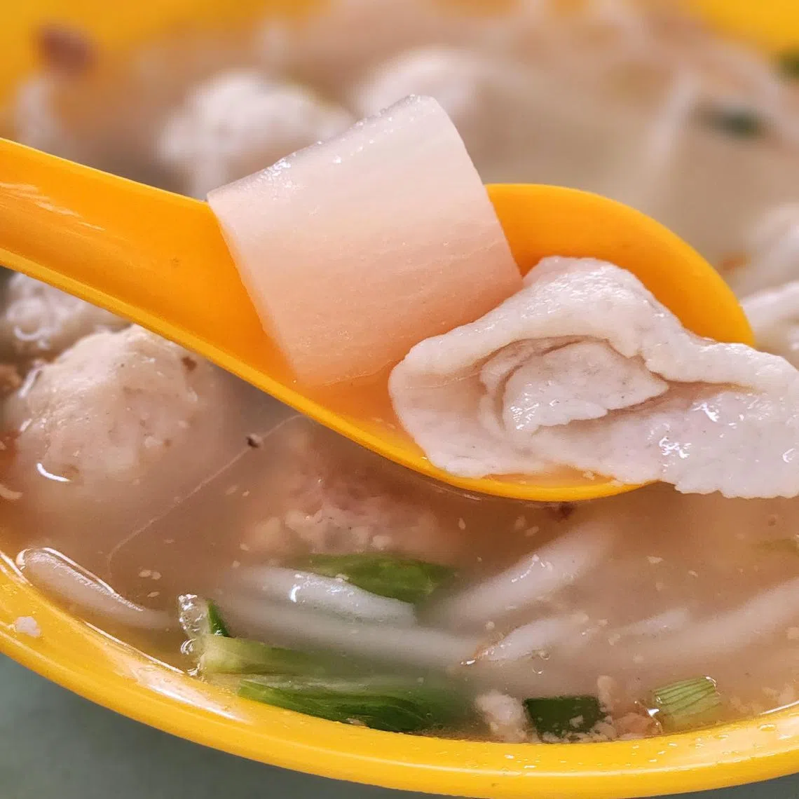 除了三款手工肉丸，一碗汤粉内还有鱼饺和白萝卜等。（陈爱薇摄）